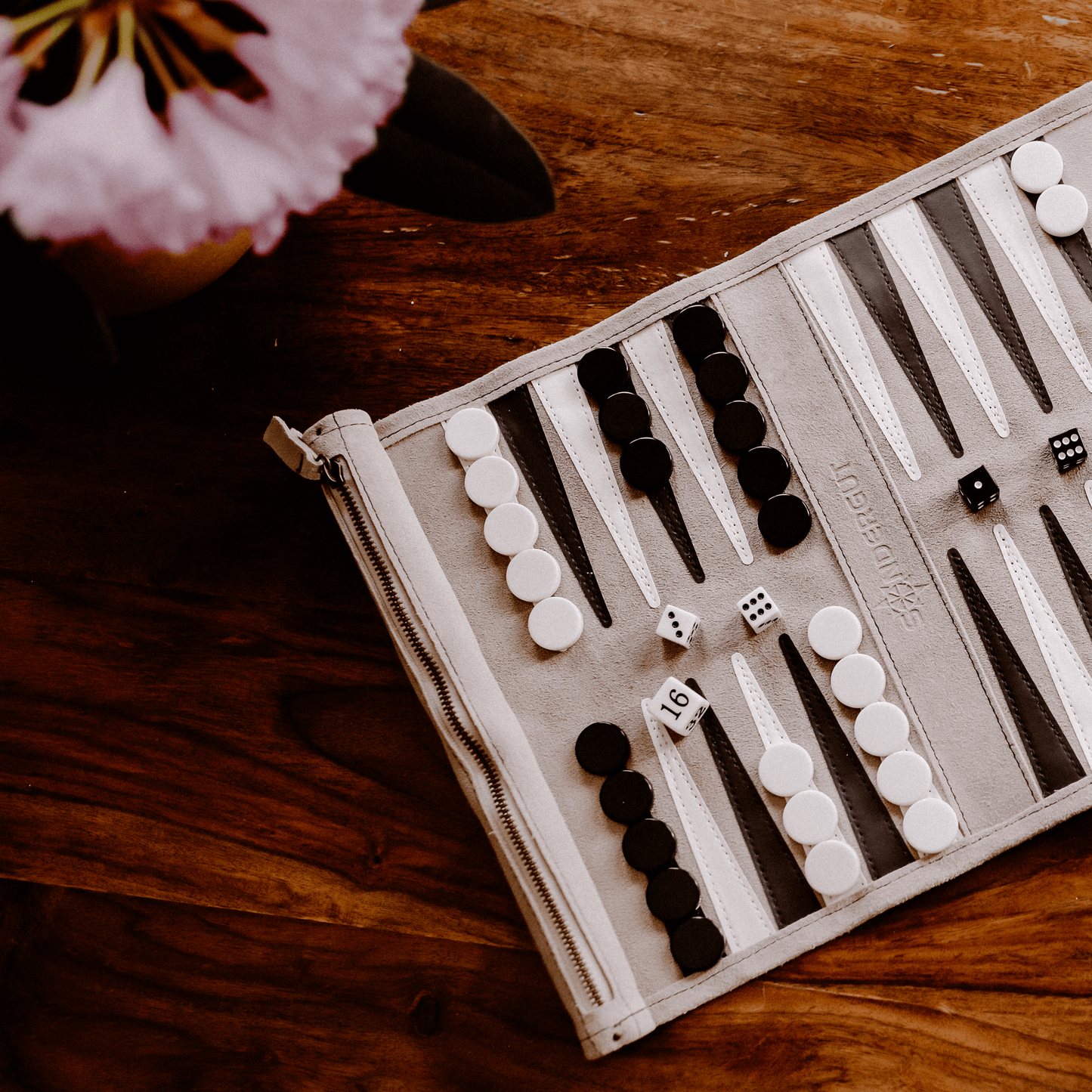 SONDERGUT - Reise Backgammon aus Leder zum Ausrollen - Farbe: CREAM